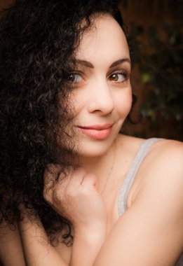 kıvırcık saçlı genç güzel kadın portresi