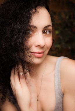 kıvırcık saçlı genç güzel kadın portresi