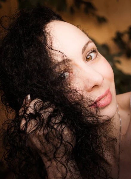 Kıvırcık Saçlı Genç Güzel Kadın Portresi — Stok fotoğraf