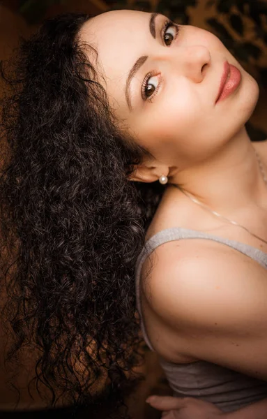 Retrato Una Joven Hermosa Mujer Con Pelo Rizado — Foto de Stock