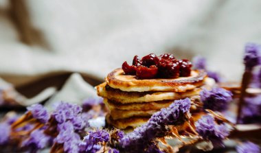 Akşam yemeği masada börek yığını