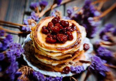 Akşam yemeği masada börek yığını