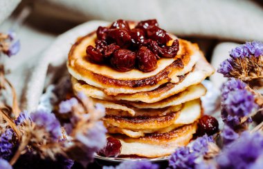 Akşam yemeği masada börek yığını