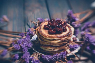 Akşam yemeği masada börek yığını