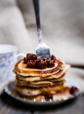 Akşam yemeği masada börek yığını