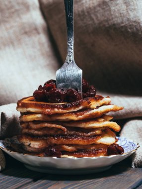 Akşam yemeği masada börek yığını