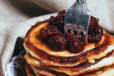 Akşam yemeği masada börek yığını