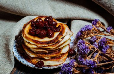 Akşam yemeği masada börek yığını
