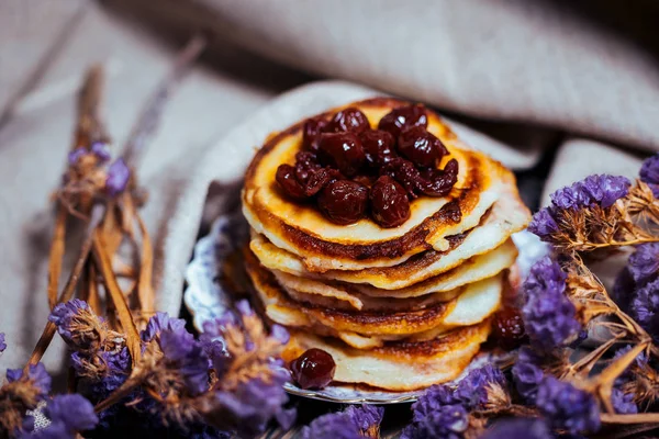 Akşam yemeği masada börek yığını