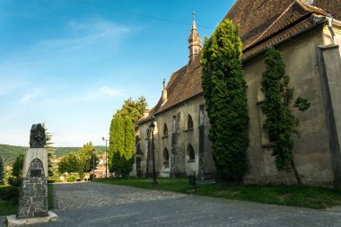 Sighisoara, Transilvanya bölgesinde, Romanya - 10 Haziran 2018: Vlad Tepes ve bir eski Dominik manastır antik heykel. Ünlü antik turistik memleketi Kont Dracula, Romanya