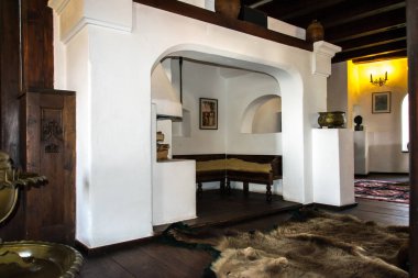 Kepek, Transilvanya bölgesinde, Romanya - 10 Haziran 2018: antika koyu ahşap sandalye ve şömine odun. Vampir Kont Drakula ortaçağ Bran Kalesi Romanya içinde yatak odası iç. Efsanevi turistik Doğu EUR