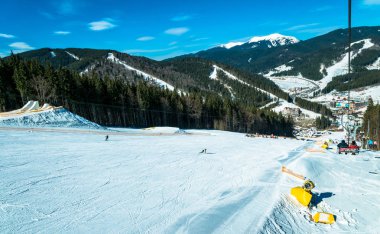 Polianitsa Köyü, Ivanofrankivsk region, Ukrayna - 26 Şubat 2019: modern teleferik ve kayakçılar Ski resort Bukovel Ukrayna. Aktif dinlenme Karpat Dağları'nda. Dağlar ve karla kaplı Kayak pistleri