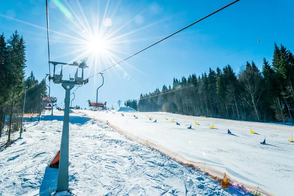 Pueblo Polianitsa Región Ivanofrankivsk Ucrania Febrero 2019 Telesilla Moderna Esquiadores —  Fotos de Stock