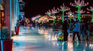 Sharm El Sheikh, Sinai, Mısır - 18 Aralık 2018: Güzel Sokak kafede Soho Square Sharm El Sheikh, Mısır turist akşamı. Sina Yarımadası'nda ünlü turistik cazibe ve rekreasyon alanı