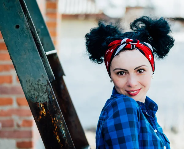 Genç Güzel Amerikalı Kadın Kıvırcık Saçlı Kırmızı Duvak — Stok fotoğraf