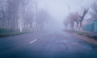 Şehirde sonbahar sisli sabahı