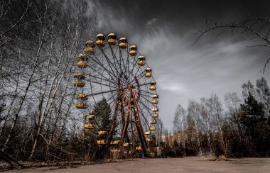 Pripyat 'ın hayalet kasabasında eski dönme dolap. Çernobil Nükleer Santrali 'ndeki kazanın sonuçları
