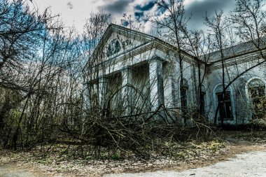 Dışlama bölgesinde terk edilmiş eski kır evi. Çernobil nükleer felaketinin sonuçları