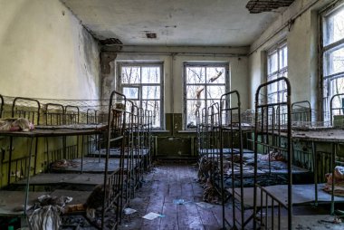 Çernobil nükleer felaketinin dışlanma bölgesinde terk edilmiş eski anaokulu. Terk edilmiş oyuncaklar ve yıkılan eski bina