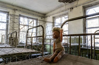 Çernobil nükleer felaketinin dışlanma bölgesinde terk edilmiş eski anaokulu. Terk edilmiş oyuncaklar ve yıkılan eski bina