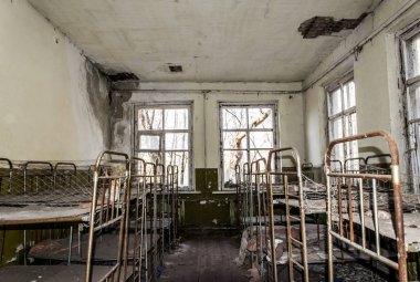 Çernobil nükleer felaketinin dışlanma bölgesinde terk edilmiş eski anaokulu. Terk edilmiş oyuncaklar ve yıkılan eski bina