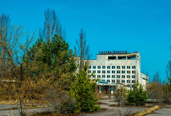 우크라이나 프리피야트 Pripyat 마을에 오래된 버려진 체르노빌 원자력 발전소에서 원자력 — 스톡 사진