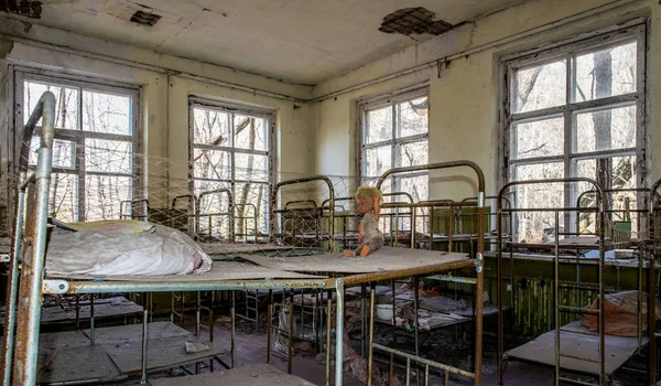 Régi Elhagyott Óvodai Csernobili Atomkatasztrófa Kirekesztő Övezetében Elhagyott Játékok Megsemmisült — Stock Fotó