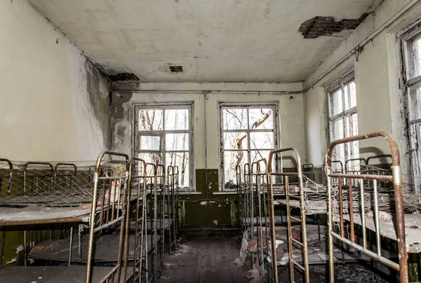 Çernobil nükleer felaketinin dışlanma bölgesinde terk edilmiş eski anaokulu. Terk edilmiş oyuncaklar ve yıkılan eski bina