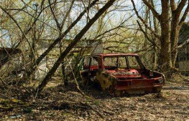 Eski terk edilmiş kırık araba. Çernobil nükleer felaketinin dışlama bölgesi