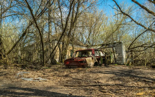 Régi Elhagyott Törött Autó Csernobili Atomkatasztrófa Kizárási Övezete — Stock Fotó