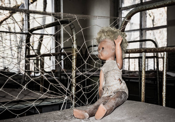 Старый заброшенный детский сад в зоне отчуждения Чернобыльской ядерной катастрофы. Заброшенные игрушки и разрушенное старое здание
