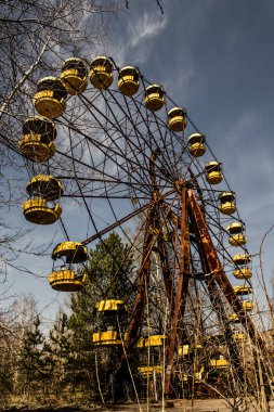 Terk edilmiş Pripyat şehrinin ünlü dönüm noktası, Ukrayna. Eski paslı dönme dolap. Çernobil nükleer santralinde bir nükleer patlama dan sonra dışlama bölgesinde ıssızlık ve yıkım