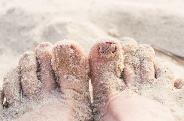 Женские Ноги Песок Летнего Пляжа — стоковое фото