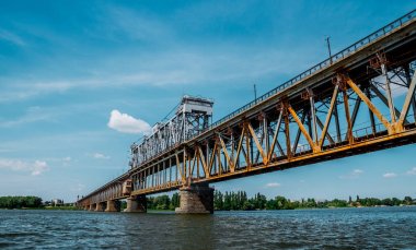 Doğu Avrupa'da Dinyeper Nehri üzerinde eski metal köprü, Ukrayna