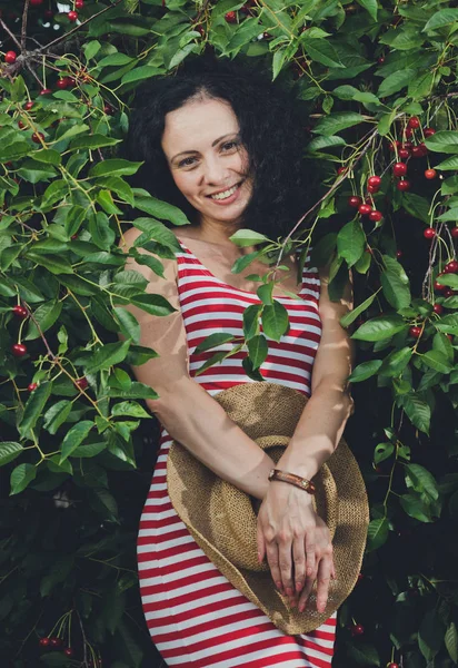 Mulher Bonita Pomar Cereja Verão — Fotografia de Stock