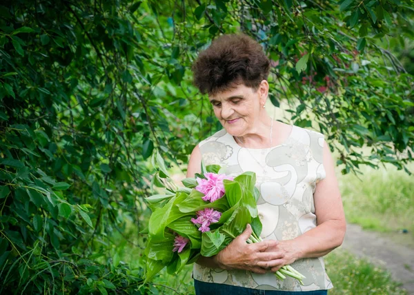 Starsza Kaukaski Kobieta Tle Zielonego Ogrodu Letniego — Zdjęcie stockowe
