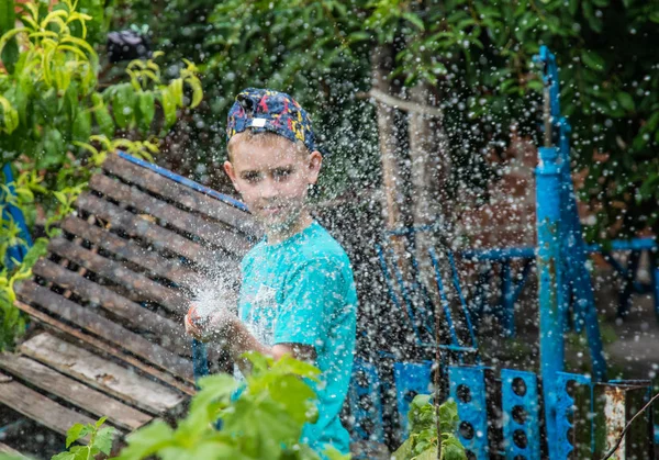 Niño Pequeño Con Una Manguera Goma Regando Jardín —  Fotos de Stock