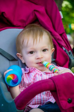 küçük çocuk bir çocuk tatilinde lolipop yiyor