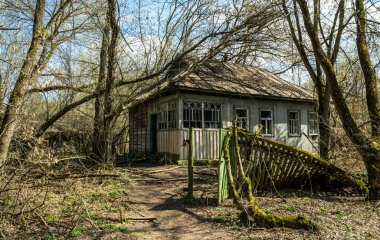 Dışlama bölgesinde terk edilmiş eski kır evi. Çernobil nükleer felaketinin sonuçları