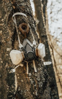 Eski gaz maskesi. Çernobil nükleer santralinin dışlama bölgesinde çalışmak için koruyucu ekipman