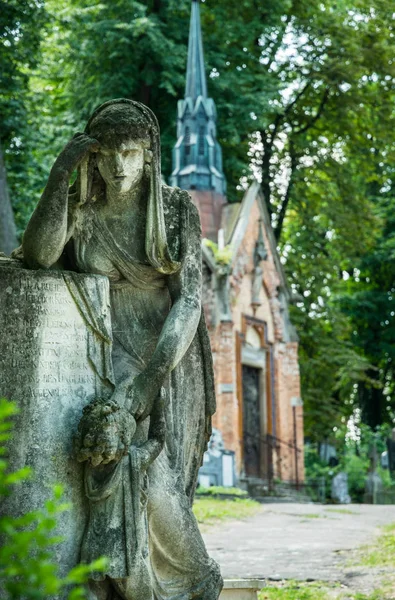 Estátua Mármore Antigo Cemitério Gótico Abandonado — Fotografia de Stock