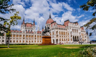 Budapeşte Şehir Panoraması. Antik Gotik Parlamento Binası