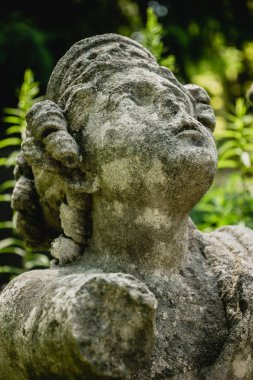 Mermer heykel ve eski bir terk Gotik mezarlık