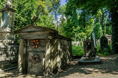 Antik Katolik mezarlıkta antik kripts ve Gotik mezarlar