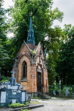 Antik Katolik mezarlıkta antik kripts ve Gotik mezarlar