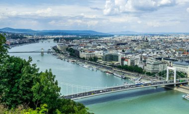 Budapeşte ve Tuna Nehri 'nin eski evleri, hava manzaralı.