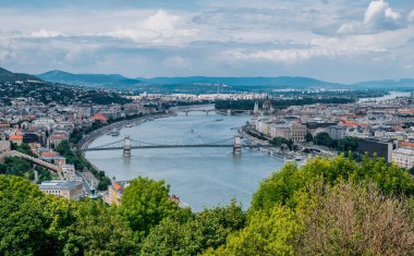 Budapeşte ve Tuna Nehri 'nin eski evleri, hava manzaralı.
