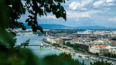 Budapeşte, Macaristan-14 Temmuz 2019: Tuna Nehri köprüleri ve Budapeşte, Macaristan 'ın başkenti, yaz aylarında Panoraması. Avrupa 'nın antik Metropolitan şehirlerine turist gezisi