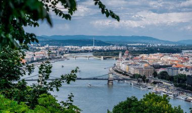 Budapeşte, Macaristan-14 Temmuz 2019: Tuna Nehri köprüleri ve Budapeşte, Macaristan 'ın başkenti, yaz aylarında Panoraması. Avrupa 'nın antik Metropolitan şehirlerine turist gezisi