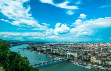 Budapeşte, Macaristan-14 Temmuz 2019: Tuna Nehri köprüleri ve Budapeşte, Macaristan 'ın başkenti, yaz aylarında Panoraması. Avrupa 'nın antik Metropolitan şehirlerine turist gezisi